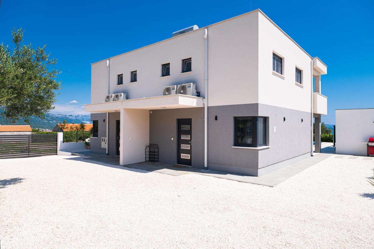 Villa Sky - Heating Pool Kaštel Novi المظهر الخارجي الصورة