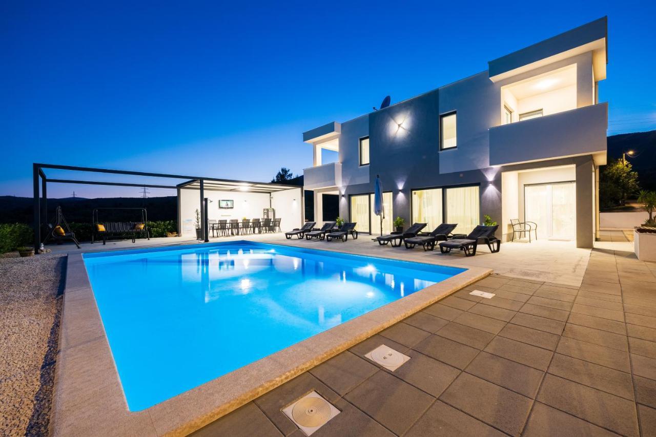 Villa Sky - Heating Pool Kaštel Novi المظهر الخارجي الصورة