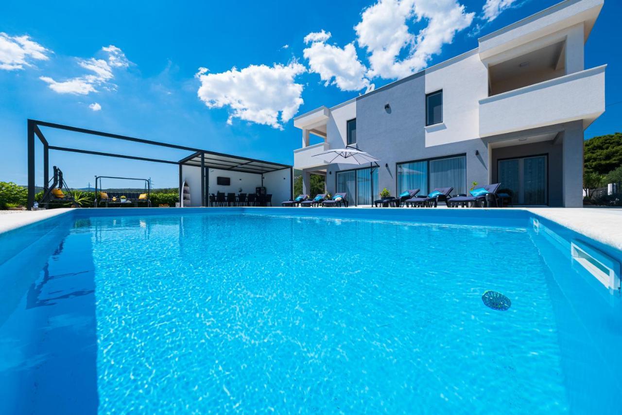 Villa Sky - Heating Pool Kaštel Novi المظهر الخارجي الصورة