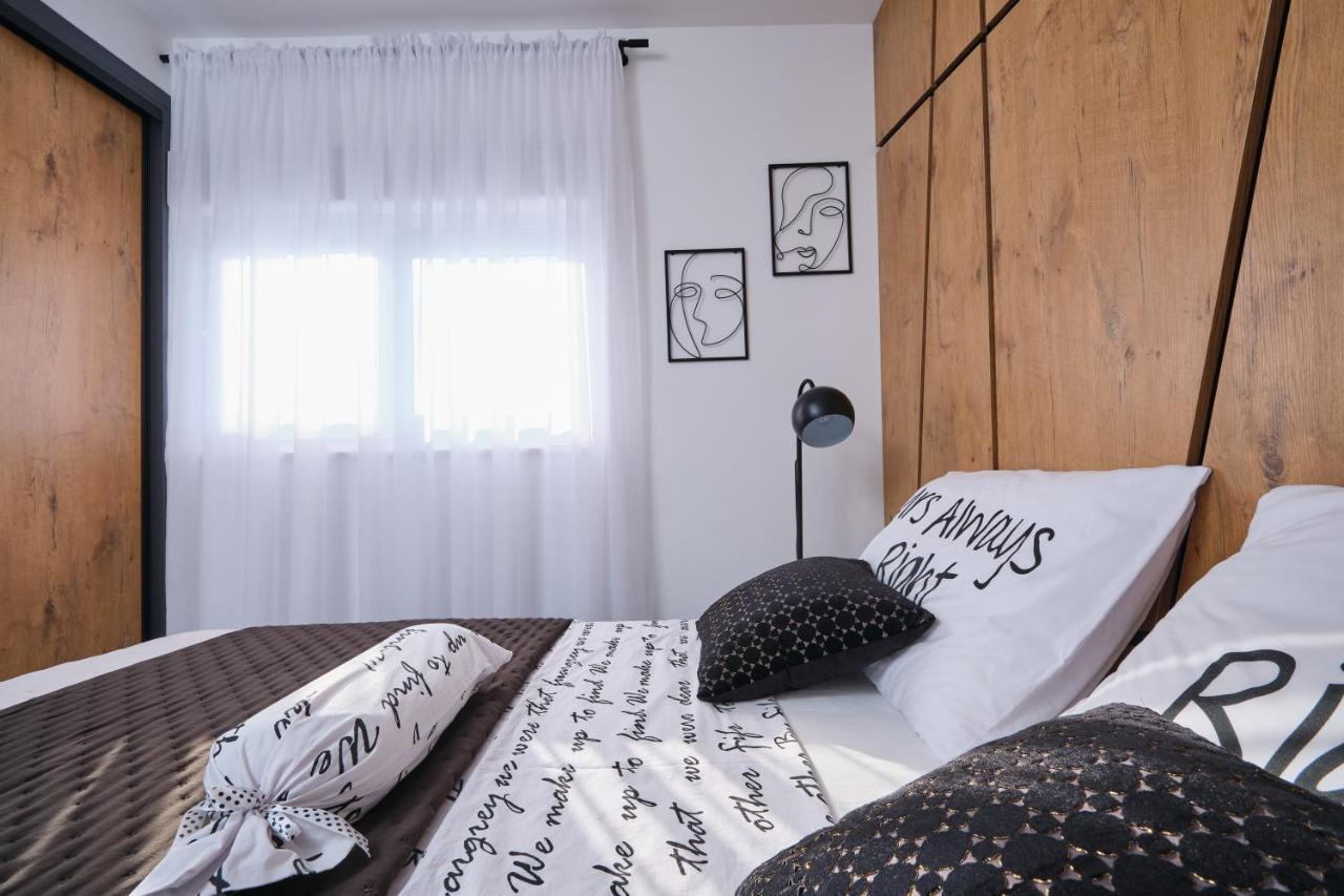 Villa Sky - Heating Pool Kaštel Novi المظهر الخارجي الصورة
