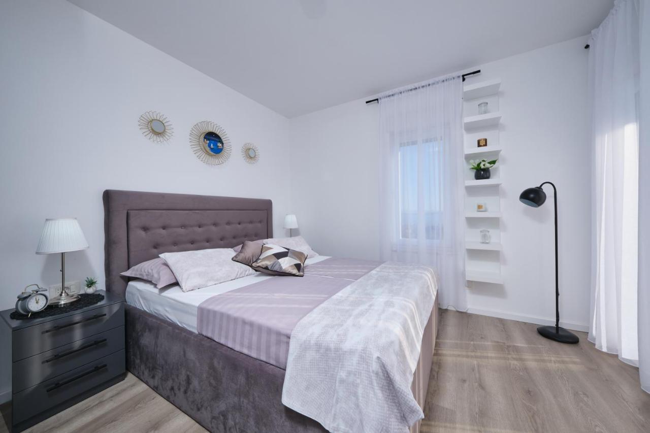 Villa Sky - Heating Pool Kaštel Novi المظهر الخارجي الصورة