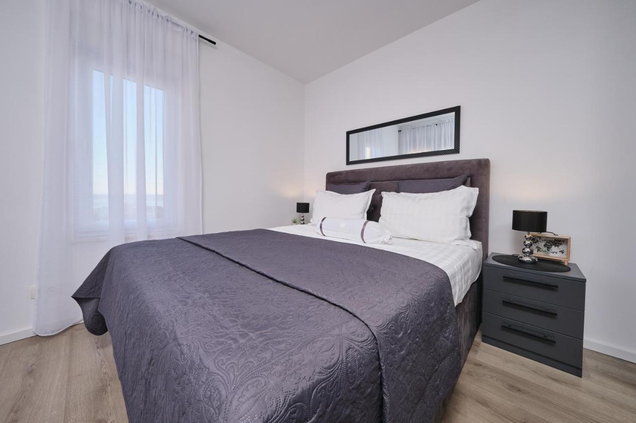 Villa Sky - Heating Pool Kaštel Novi المظهر الخارجي الصورة